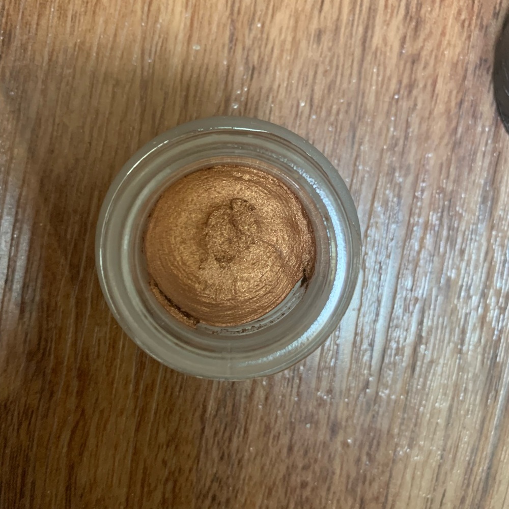 New Charlotte Tilbury Amber star Gold to Mesmerize cream shadow.